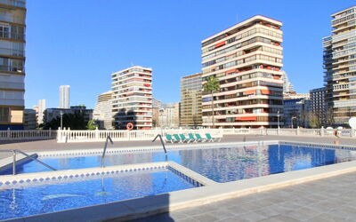 Benidorm 926: L'Eau, Ciel, Bâtiment, Jour, Piscine, Bleu Azur, Design Urbain, Condominium, Loisir, Bloc Tour