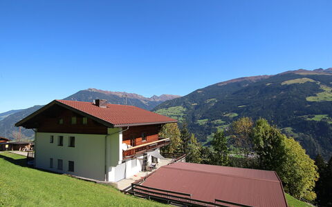 Aschau im Zillertal 330: Ciel, Plante, Bâtiment, Propriété, Montagne, Écorégion, Fenêtre, Maison, Paysage Naturel, Pente
