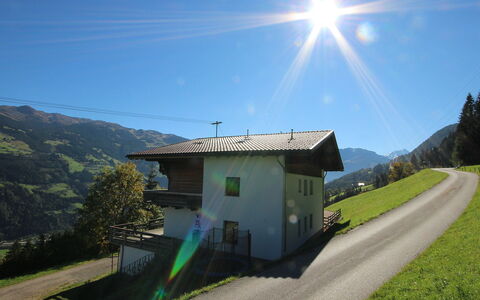 Aschau im Zillertal 330: Ciel, Plante, Propriété, Bâtiment, Montagne, Fenêtre, Vert, La Nature, Pente, Maison