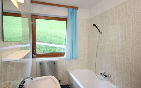 Aschau im Zillertal 330: Luminaire Plomberie, Baignoire, Robinet, Fenêtre, Évier, Bleu Azur, Salle De Bains, Éclairage