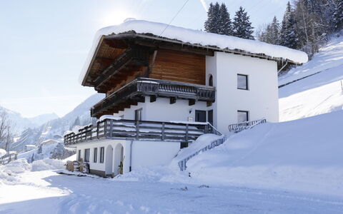 Aschau im Zillertal 330: Ciel, Neige, Nuage, Propriété, Bâtiment, Fenêtre, Arbre, Maison, Montagne, Pente