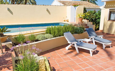 Ui-Tje: Plante, Propriété, Meubles, Ciel, Bleu, Bleu Azur, Fleur, L'Eau, Mobilier De Jardin, Chaise