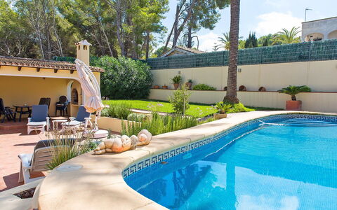 Ui-Tje: L'Eau, Plante, Propriété, Piscine, Ciel, Bleu Azur, Arbre, Ombre, Mobilier De Jardin, Loisir