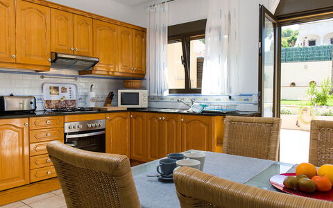 Ui-Tje: Cabinetry, Comptoir, Meubles, Propriété, Cuisine, Chaise, Plante, Bois, Plante D'Appartement, Bâtiment
