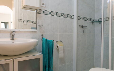 Ui-Tje: Luminaire Plomberie, Propriété, Tete De Douche, Robinet, Salle De Bains, Douche, Porte De Douche, Miroir, Évier, Architecture