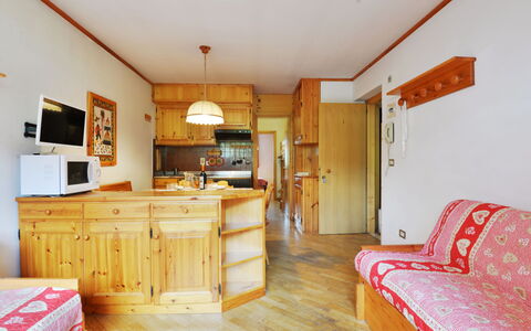 Canazei 570: Cabinetry, Meubles, Comptoir, Tiroir, Bois, Chaise, Confort, Orange, Salon, Sol
