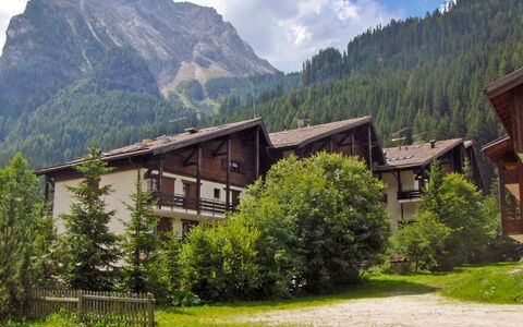Canazei 590: Nuage, Plante, Montagne, Ciel, Bâtiment, Propriété, Écorégion, Vert, Paysage Naturel, Arbre