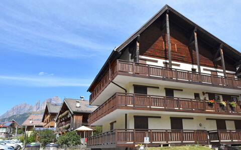 Canazei 590: Bâtiment, Ciel, Nuage, Plante, Fenêtre, Maison, Bois, Chaîne De Montagnes, Zone Résidentielle, Façade
