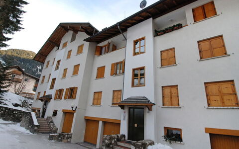 Monti Pallidi: Bâtiment, Propriété, Ciel, Fenêtre, Blanc, Neige, Nuage, Bois, Arbre