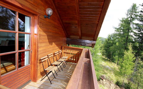 Almvilla: Propriété, Plante, Bois, Tache De Bois, Arbre, Fenêtre, Bâtiment, Chalet, Porche, Dur