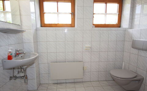 Almvilla: Luminaire Plomberie, Bâtiment, Propriété, Fenêtre, Évier, Robinet, Salle De Bains, Lavabo, Design Intérieur