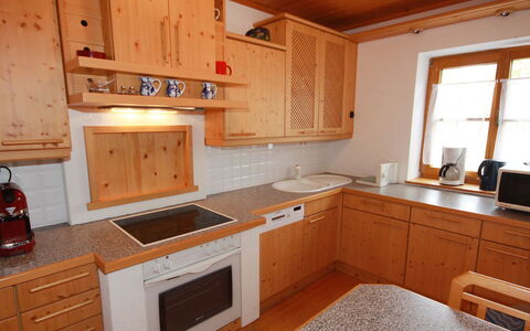 Almvilla: Comptoir, Cabinetry, Propriété, Meubles, Bâtiment, Fenêtre, Blanc, Cuisine, Appareil De Cuisine, Cuisinière