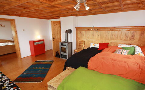 Almvilla: Meubles, Propriété, Confort, Bâtiment, Bois, Cadre De Lit, Design Intérieur, Lit, Lampe, Sol