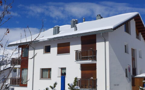 Chesa Vadret 12: Nuage, Ciel, Bâtiment, Fenêtre, Plante, Neige, Maison, Zone Résidentielle, Quartier