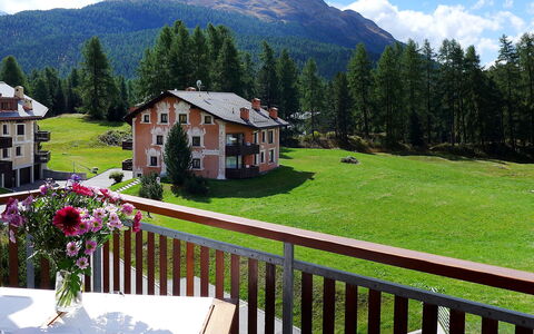 Chesa Vadret 12: Plante, Montagne, Nuage, Propriété, Ciel, Bâtiment, La Nature, Vert, Arbre, Paysage Naturel