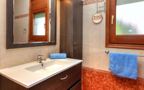 Rustical Mont Roig: Salle De Bains, Pièce, Propriété, Armoire De Toilette, Évier, Design Intérieur, Tuile, Bâtiment, Accessoire Salle De Bain, Robinet