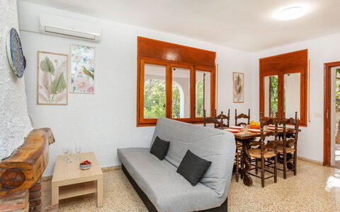 Villa Pinos: Bois, Meubles, Sol, Domicile, Porte, Tache De Bois, Dur, Plante D'Appartement, Salon