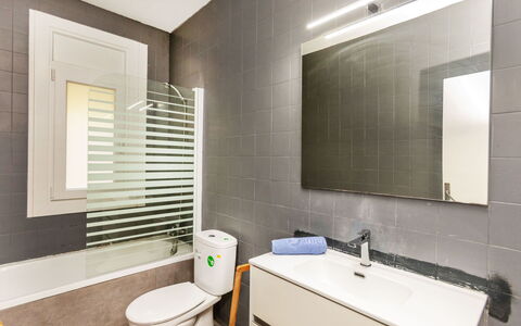 Villa Pinos: Sol, Mur, Design Intérieur, Sol, Luminaire Plomberie, Salle De Bains, Siège De Toilette, Toilette, Plafond, Plomberie