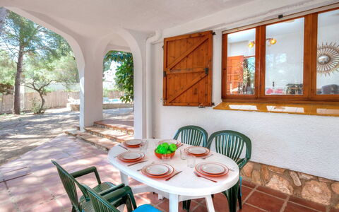 Villa Pinos: Table, Meubles, Propriété, Fenêtre, Plante, Chaise, Vert, Bois, Design Intérieur, Éclairage
