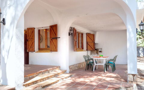 Villa Pinos: Bleu Azur, Bois, Bâtiment, Table, Design Intérieur, Plante D'Appartement, Ombre, Sol, Sol, Chaise