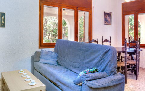 Villa Pinos: Meubles, Canapé, Propriété, Table, Bleu Azur, Fenêtre, Bâtiment, Salon, Éclairage, Design Intérieur