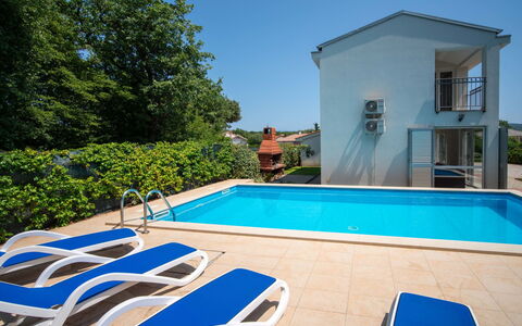 Graziani: Ciel, Propriété, Plante, Bâtiment, Piscine, Bleu, Bleu Azur, Ombre, Architecture, Fenêtre