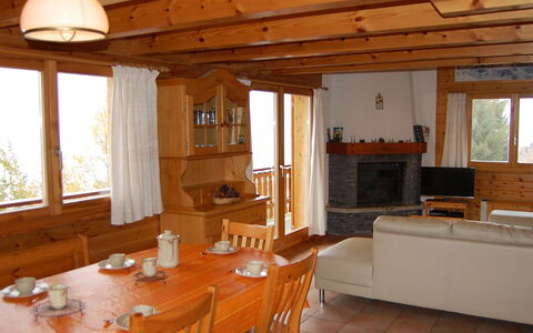 Chalet Boucaro: Meubles, Table, Propriété, Fenêtre, Bois, Vaisselle, Design Intérieur, Chaise, Architecture, Canapé