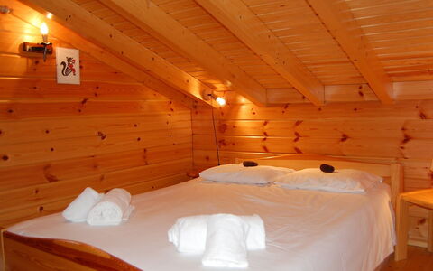 Chalet Boucaro: Bois, Orange, Confort, Dur, Immobilier, Tache De Bois, Bâtiment, Lit