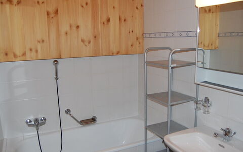 Chalet Boucaro: Propriété, Luminaire Plomberie, Robinet, Évier, Salle De Bains, Bâtiment, Tete De Douche, Design Intérieur, Lavabo, Éclairage