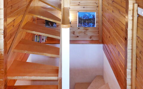 Chalet Boucaro: Bâtiment, Escaliers, Bois, Design Intérieur, Sol, Sol, Tache De Bois, Mur, Matériel De La Propriété, Faisceau