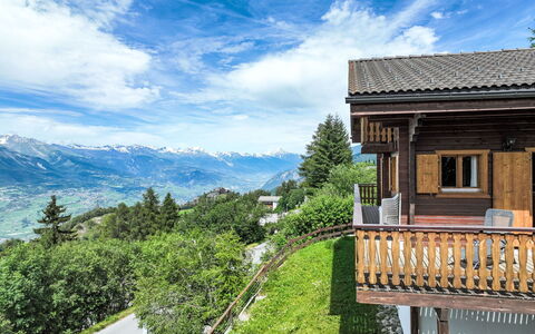 Chalet Boucaro: Nuage, Ciel, Plante, Bâtiment, La Nature, Fenêtre, Montagne, Paysage Naturel, Arbre, Maison