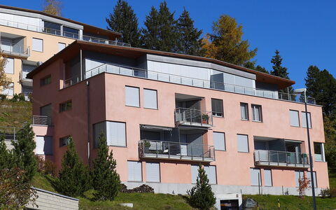 Chesa Crusch 7: Ciel, Plante, Fenêtre, Propriété, Bâtiment, Arbre, Architecture, Design Urbain, Façade
