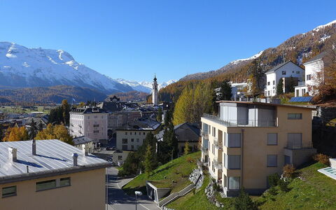 Chesa Crusch 7: Ciel, Bâtiment, Propriété, Fenêtre, Plante, Montagne, Bleu Azur, Montagnes, Maison, Architecture