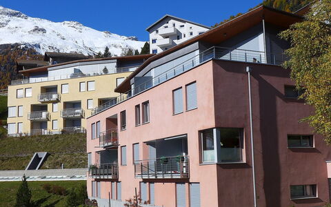 Chesa Crusch 7: Bâtiment, Ciel, Propriété, Fenêtre, Plante, Maison, Design Urbain, Arbre, Neige, Zone Résidentielle