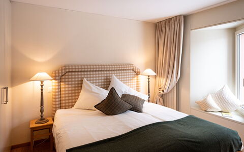 Chesa Crusch 7: Propriété, Meubles, Confort, Bois, Textile, Éclairage, Lampe, Design Intérieur, Ombre, Bâtiment
