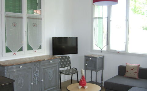 Maison les Oies: Meubles, Propriété, Bâtiment, Cabinetry, Bois, Design Intérieur, Fenêtre, Table, Architecture