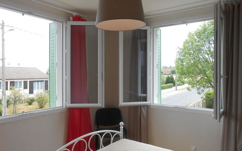 Maison les Oies: Propriété, Fenêtre, Ombre, Plante, Bois, Textile, Éclairage, Design Intérieur, Sol
