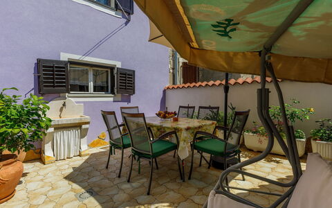 Centar: Plante, Meubles, Table, Fenêtre, Pot De Fleur, Chaise, Ombre, Mobilier De Jardin, Bâtiment, Design Intérieur