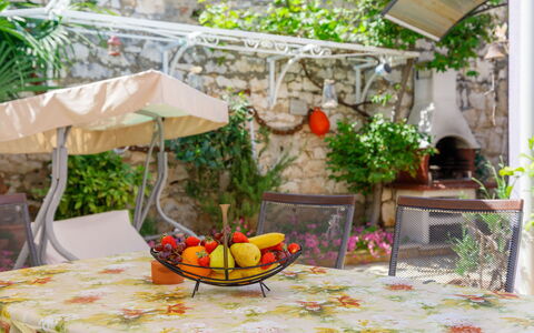 Centar: Table, Plante, Meubles, Propriété, Vaisselle, Chaise, Feuille, Tableau De Plein Air, Mobilier De Jardin, Aliments