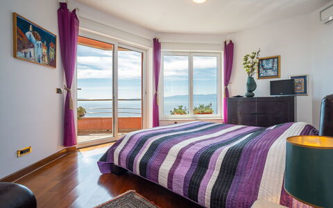 Anamia: Chambre, Pièce, Meubles, Lit, Propriété, Design Intérieur, Cadre De Lit, Drap De Lit, Violet, Bâtiment