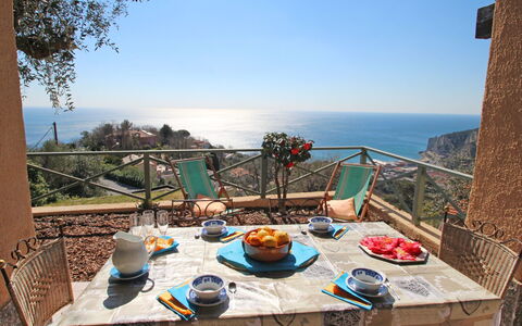 Villa Sara: Ciel, Table, Vaisselle, Meubles, Propriété, Bâtiment, Chaise, Bleu Azur, Aliments, Plante