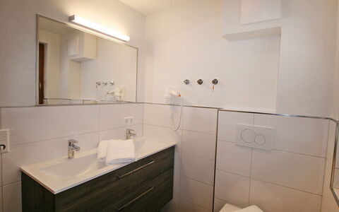 Happy: Miroir, Robinet, Évier, Lavabo, Armoire De Toilette, Luminaire Plomberie, Cabinetry, Salle De Bains, Sol, Bois