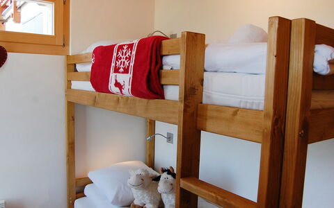 Le Ruisseau: Lit Superposé, Propriété, Blanc, Produit, Rayonnage, Bois, Design Intérieur, Confort, Sol, Mur