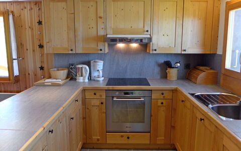 Le Ruisseau: Cabinetry, Evier, Comptoir, Propriété, Évier, Blanc, Robinet, Appareil De Cuisine, Cuisine, Bois