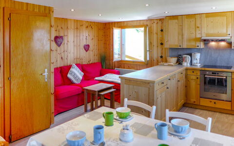 Le Ruisseau: Table, Cabinetry, Propriété, Meubles, Comptoir, Design Intérieur, Bois, Éclairage, Cuisinière, Appareil De Cuisine
