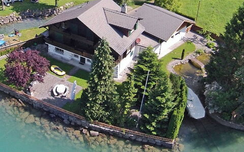 Chalet Aaregg: L'Eau, Bâtiment, Plante, La Nature, Maison, Végétation, Design Urbain, Lot Terre, Arbre, Biome