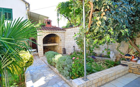 Zaton (Šibenik) 102: Plante, Bâtiment, Arbre, Design Urbain, Surface De La Route, Fenêtre, Biome, Herbe, Loisir, Arbuste