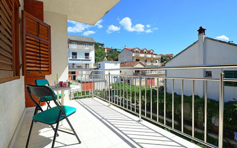 Zaton (Šibenik) 102: Bâtiment, Nuage, Ciel, Jour, Propriété, Bleu Azur, Ombre, Fenêtre, Maison, Chaise