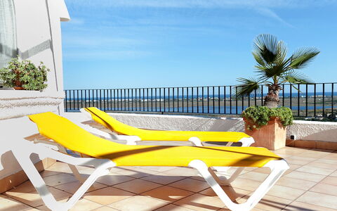 Villa da Vinci: Mobilier De Jardin, Meubles, Chaise Longue, Jaune, Balancelle, Propriété, Canapé, Pièce, Vacances, Loisir