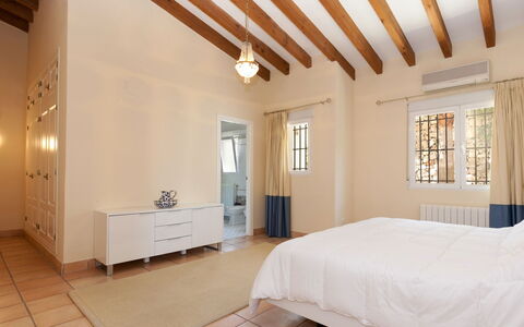 Villa da Vinci: Chambre, Propriété, Pièce, Plafond, Meubles, Design Intérieur, Lit, Mur, Bâtiment, Drap De Lit